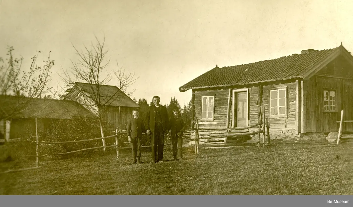 Jon Torsson Myhre med tvillingane Gregar og Olav.  Kona Guro og dei eldre barna var ikkje der då biletet vart tatt i 1914
