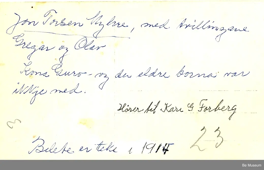 Jon Torsson Myhre med tvillingane Gregar og Olav.  Kona Guro og dei eldre barna var ikkje der då biletet vart tatt i 1914