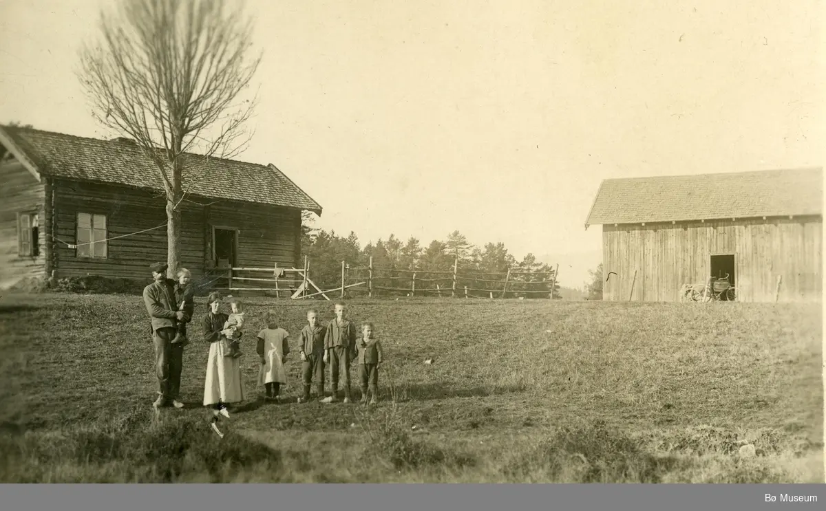 Nord-Myhre (den gong plass under Eika)  Anton og Anne Myhre med dei eldste barna: Olav, Sigvart, Anne, Halvor, Gunnar og Ingebjørg.  Dei fekk tilsamen 16 barn.  Og alle levde då denne teksten vart skriven på baksida, år 1976.