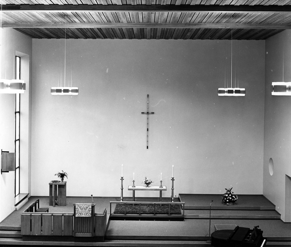 Missionskyrkan vid återinvigningen den 2 november 1963 efter en inre renovering. Altare och kors.