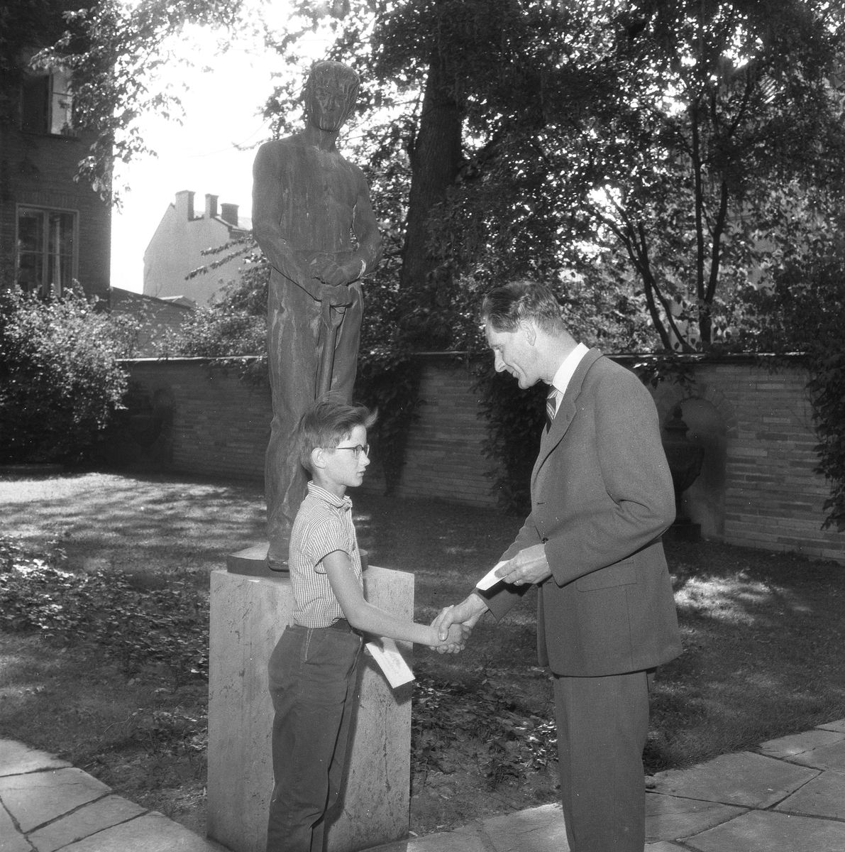 Lyckoslant för fågelholkar vanns av Örebrograbb.
10 juli 1959.