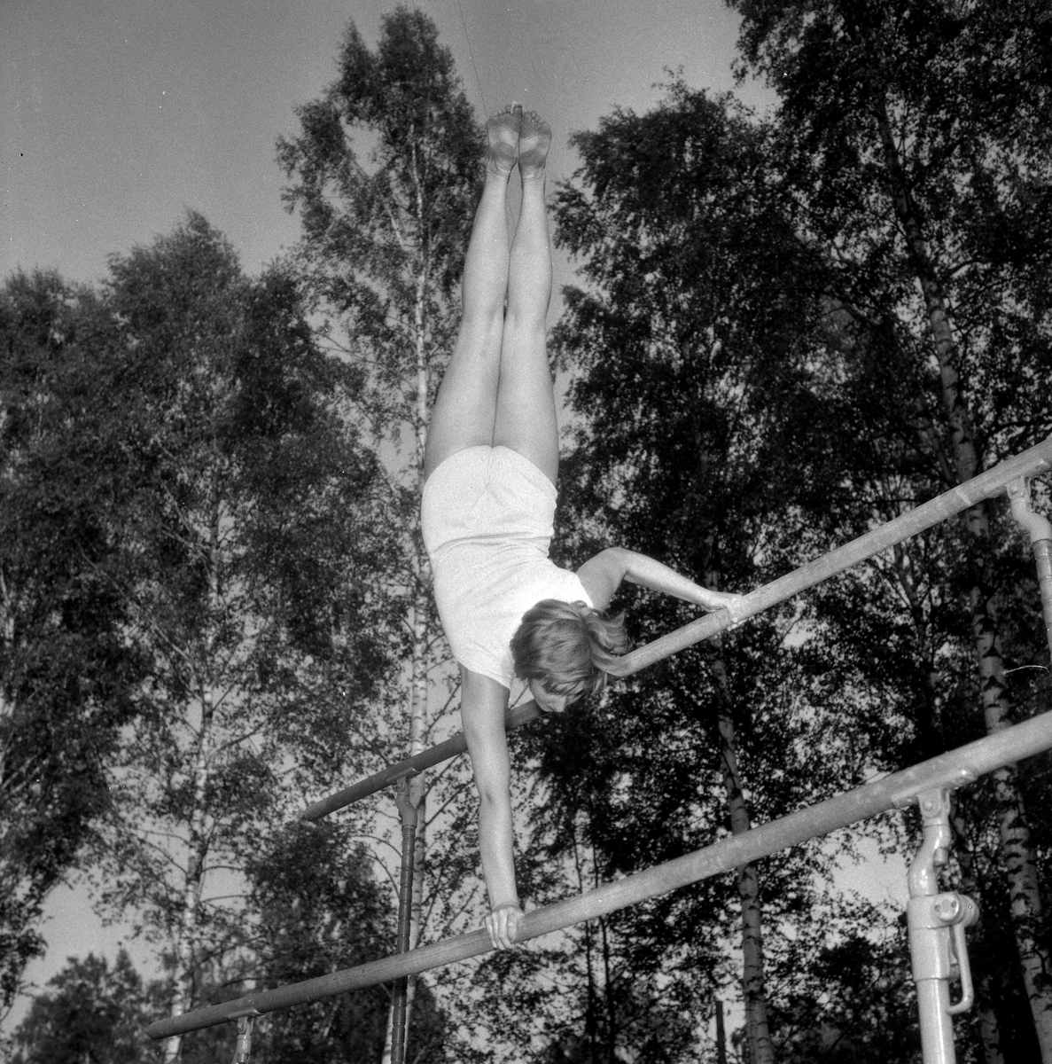 Spänst folk i farten vid Hästhagen. 
10 juli 1959.