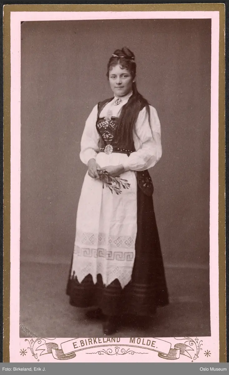 portrett, kvinne, stående helfigur, bunad