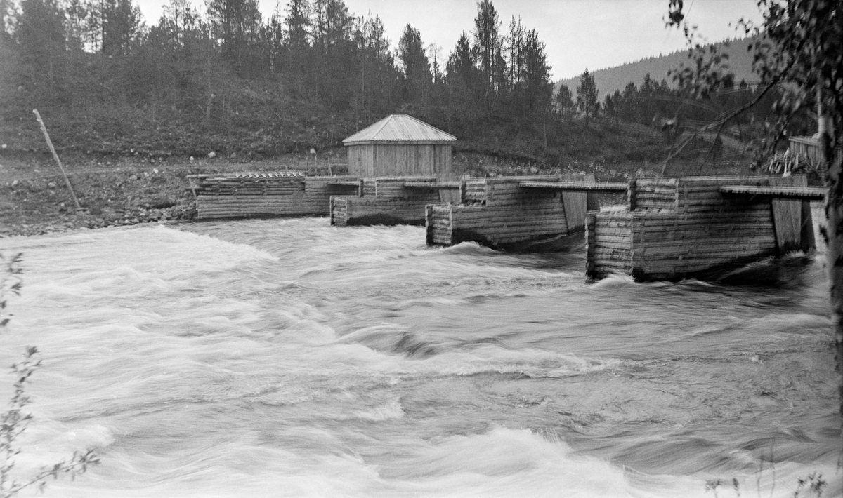 Lukedam av tømmer. Olstappen, Nord-Fron, Oppland.