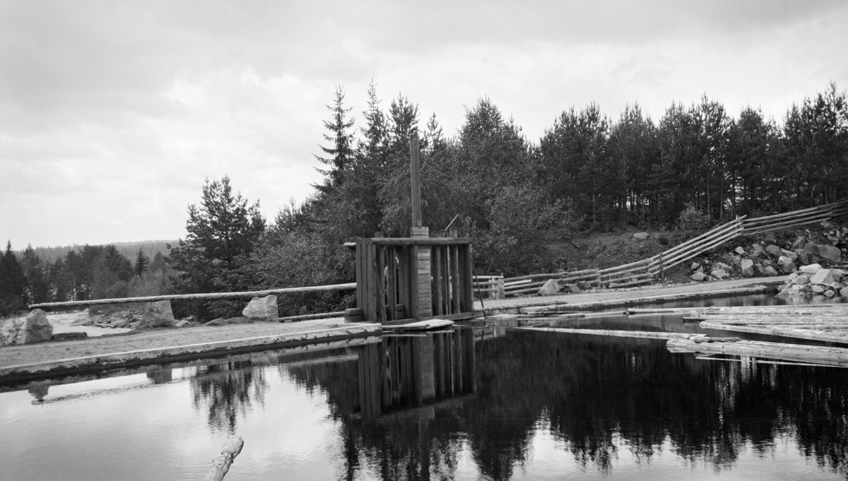 Lukedam av tømmer. Steinreisdammen ved Steinreien, Skasvassdraget, Kongsvinger, Hedmark. Skadsvassdraget.