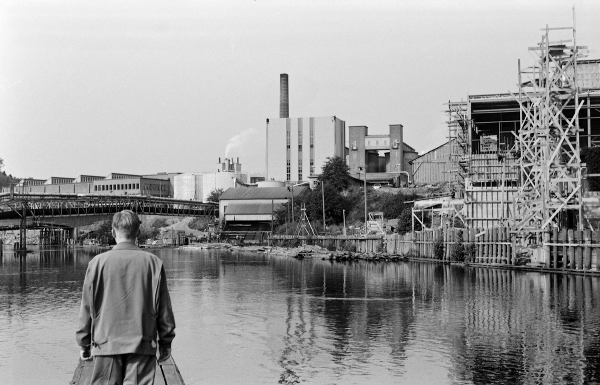 Tur til Haldenvassdraget 29. -30/8 1962. Fra Tistedalselva eller Tista, like ovenfor Saugbrugsforeningens fabrikkanlegg i Halden. Tømmerinntaket.