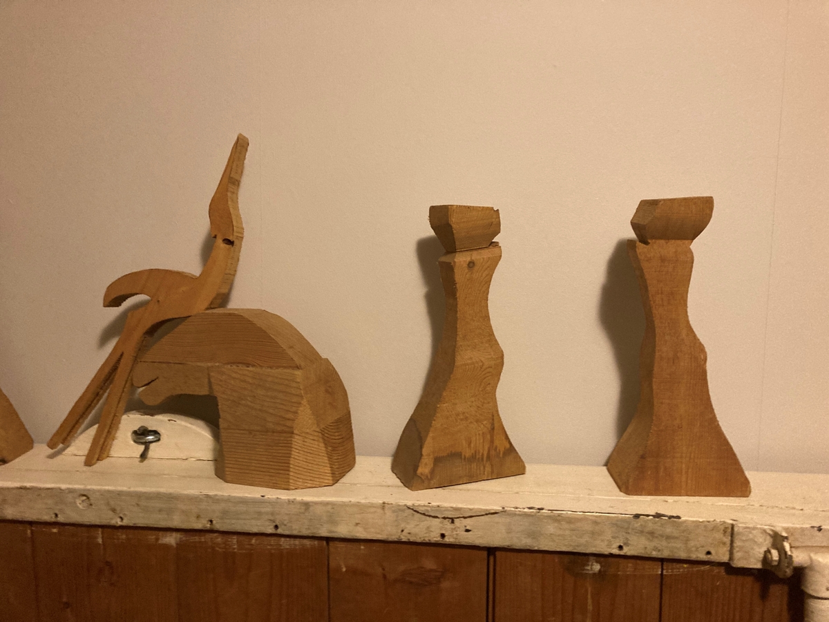 Trehester i ulike stadier. Mange ulike deler.