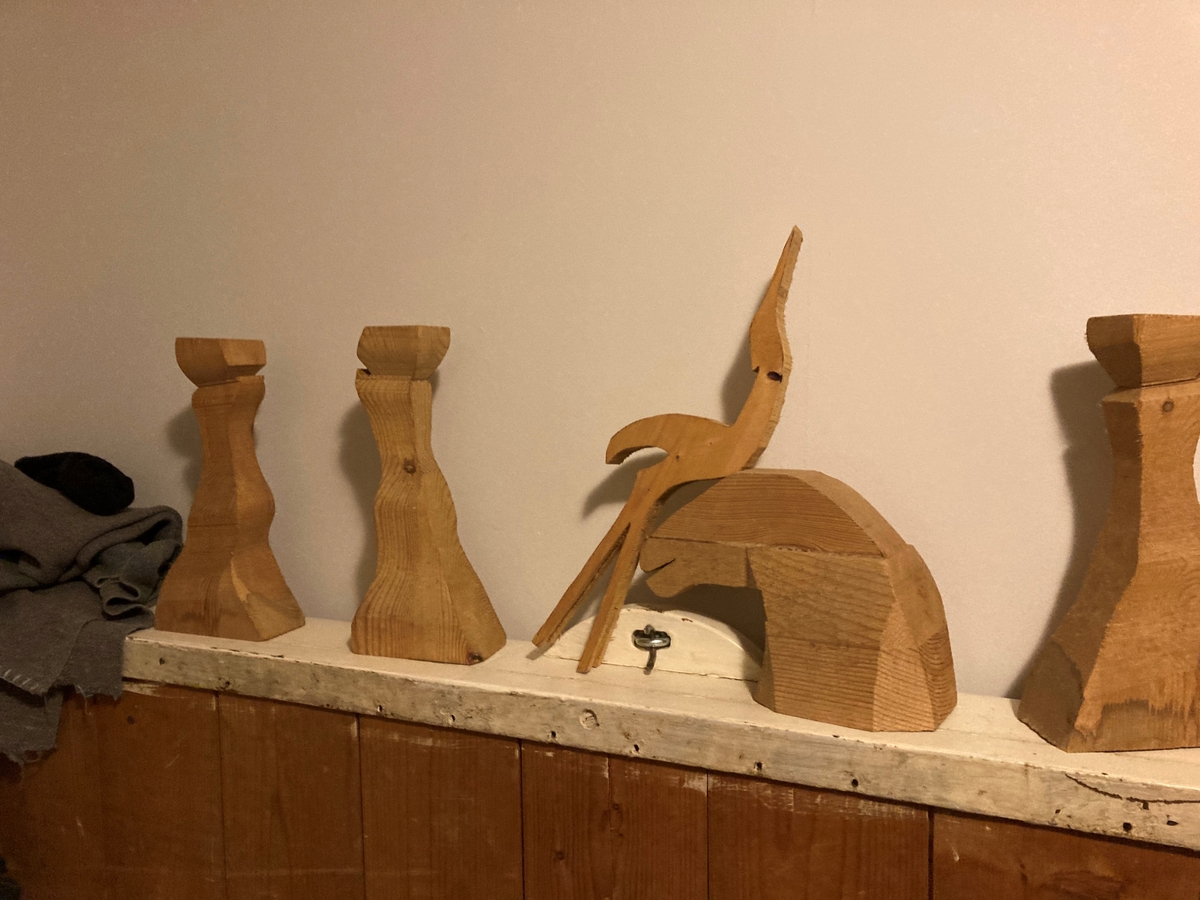 Trehester i ulike stadier. Mange ulike deler.