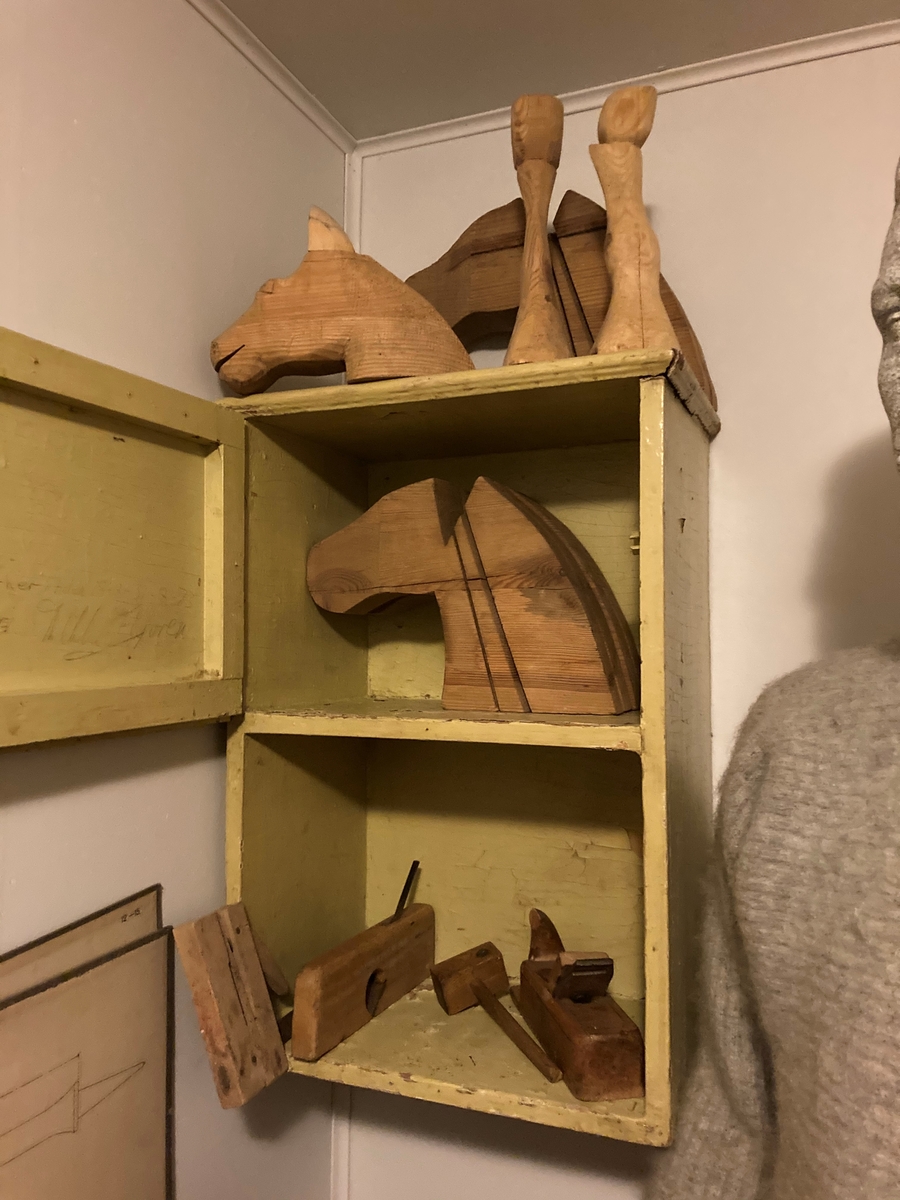 Trehester i ulike stadier. Mange ulike deler.