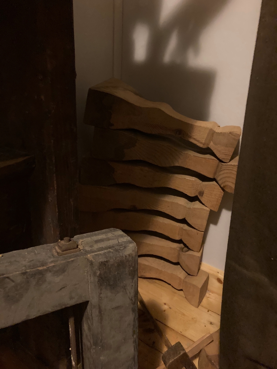 Trehester i ulike stadier. Mange ulike deler.