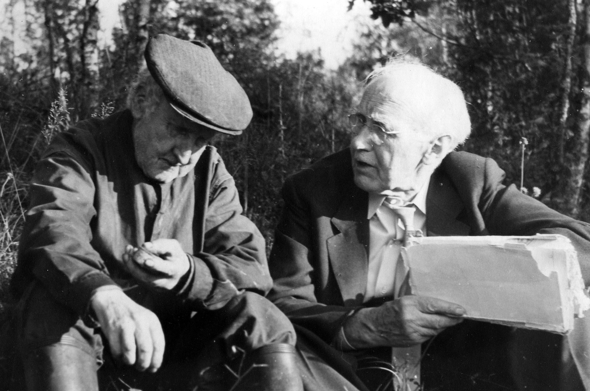 Två män sitter och samtalar.
Från vänster: Karl Hansson, ("Kalle Hansa") och Linnar Linnarsson.