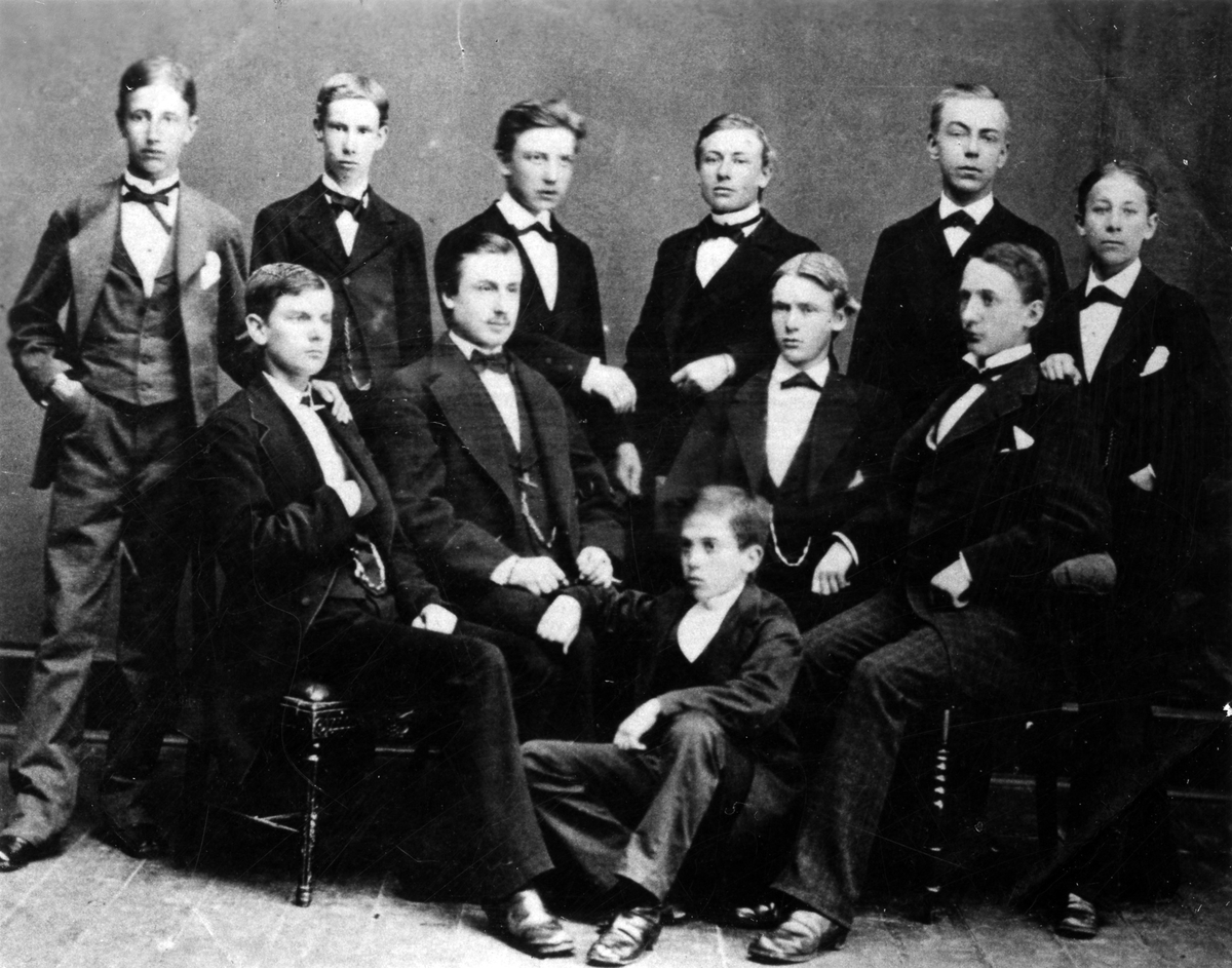 Gruppbild.
Från vänster: Axel Johansson, Harry Hill, Eric Lenander, Knut Hultman, Dahlberg, Lorenz Lindquist.
Från vänster, sittande: Carl Erik Himmelman, Axel Hultman, Albert Michelsen, Sandberg, Ludvig Söderström (sittande på golvet).