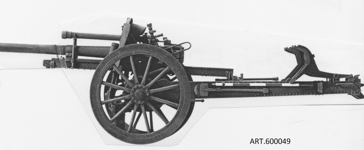 10,5 cm haubits m/39 eller tyska ”Leichten Feldhaubitze M 18”- import under andra världskriget. 
Materielläget för svenska artilleriet var prekärt vid utbrottet av andra världskriget. Materielen var föråldrad. Bofors verkstäder var överbelastade genom stora vapenbeställningar från hela försvaret, artilleri, flotta, kustartilleri, pansar, luftvärn och flyg. Våra förbindelser med Tyskland var vid den tiden fortfarande starka inte minst genom vår malmexport. Vi behövde också terrängbilar. 

Under 1939 -1942 inköptes från Rheinmetall sammanlagt 142 haubitsar varav 138 levererades samt från Klöckner Humboldt Deutz ca 600 lätta terrängdragbilar (se en sådan i fordonssamlingen). Till haubitsarna tillhörde också en del granater. 
Modellåret 18, 1918, är felvisande då konstruktionen var från ca 1930-talet. Detta anses vara ett sätt att kringgå förbudet för tyskarna att göra nya vapen. Vapen från första världskrigets tid gick att ta fram.
Haubitsen blev den tyska lätta standardpjäsen och tillverkades åtminstone i ca 5 000 exemplar. Fler modeller på samma grund tillkom ytterligare.

Artillerimuseet har två versioner, båda i digitalt museum, dels en som ser ut som vid första leveransen med träekerhjul och eldrör utan mynningsbroms, dels ett exemplar som är försett med svenska metallhjul och mynningsbroms (har idag också på eldröret en mätanordning för att mäta utgångshastighet påsatt). Även tyska metallhjul förekom (ett sådant hjul finns på museet).
Mynningsbromsen tillkom i början av 1930-talet vid moderniseringen av övriga 10,5 cm haubitsar (m/40 Bofors), för att tåla en högre laddning (nr 7) och därigenom nå längre.
Kvar i tjänst till 1982, länge i pansarbrigadernas artilleri, de senare åren i lokalförsvaret

Några data:
Vikt: 1985 kg
Räckvidd ca 10 km med 6 laddningar. Med nya laddningen 7 ca 12,5 km
Riktfält: -5 till + 42 grader samt ca 56 grader i sida inom lavetten