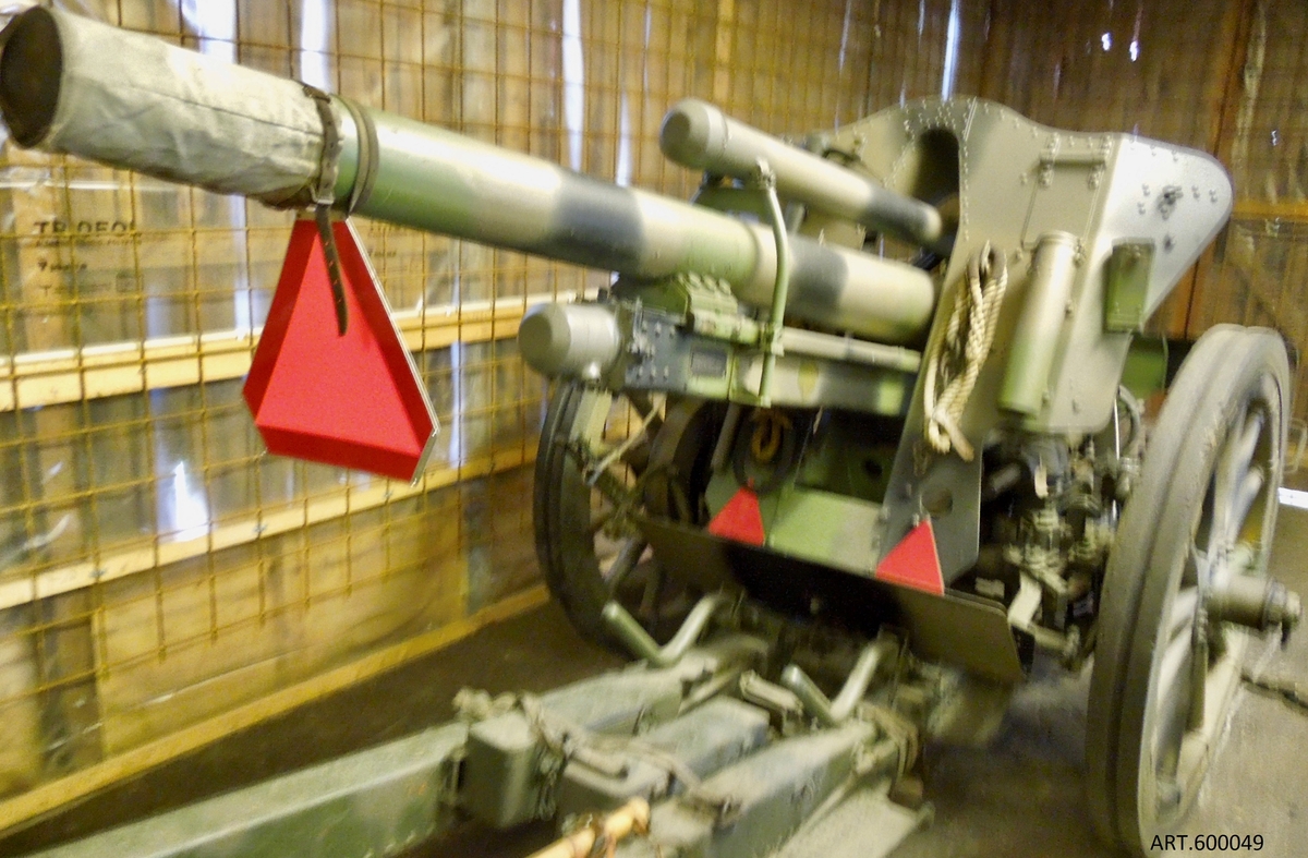 10,5 cm haubits m/39 eller tyska ”Leichten Feldhaubitze M 18”- import under andra världskriget. 
Materielläget för svenska artilleriet var prekärt vid utbrottet av andra världskriget. Materielen var föråldrad. Bofors verkstäder var överbelastade genom stora vapenbeställningar från hela försvaret, artilleri, flotta, kustartilleri, pansar, luftvärn och flyg. Våra förbindelser med Tyskland var vid den tiden fortfarande starka inte minst genom vår malmexport. Vi behövde också terrängbilar. 

Under 1939 -1942 inköptes från Rheinmetall sammanlagt 142 haubitsar varav 138 levererades samt från Klöckner Humboldt Deutz ca 600 lätta terrängdragbilar (se en sådan i fordonssamlingen). Till haubitsarna tillhörde också en del granater. 
Modellåret 18, 1918, är felvisande då konstruktionen var från ca 1930-talet. Detta anses vara ett sätt att kringgå förbudet för tyskarna att göra nya vapen. Vapen från första världskrigets tid gick att ta fram.
Haubitsen blev den tyska lätta standardpjäsen och tillverkades åtminstone i ca 5 000 exemplar. Fler modeller på samma grund tillkom ytterligare.

Artillerimuseet har två versioner, båda i digitalt museum, dels en som ser ut som vid första leveransen med träekerhjul och eldrör utan mynningsbroms, dels ett exemplar som är försett med svenska metallhjul och mynningsbroms (har idag också på eldröret en mätanordning för att mäta utgångshastighet påsatt). Även tyska metallhjul förekom (ett sådant hjul finns på museet).
Mynningsbromsen tillkom i början av 1930-talet vid moderniseringen av övriga 10,5 cm haubitsar (m/40 Bofors), för att tåla en högre laddning (nr 7) och därigenom nå längre.
Kvar i tjänst till 1982, länge i pansarbrigadernas artilleri, de senare åren i lokalförsvaret

Några data:
Vikt: 1985 kg
Räckvidd ca 10 km med 6 laddningar. Med nya laddningen 7 ca 12,5 km
Riktfält: -5 till + 42 grader samt ca 56 grader i sida inom lavetten