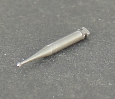 Kulfräs i hårdmetall för infästning i handstycke (dentalborr). Avlångt runt skaft av stål avsmalnar intill huvudet som är runt och har spår.