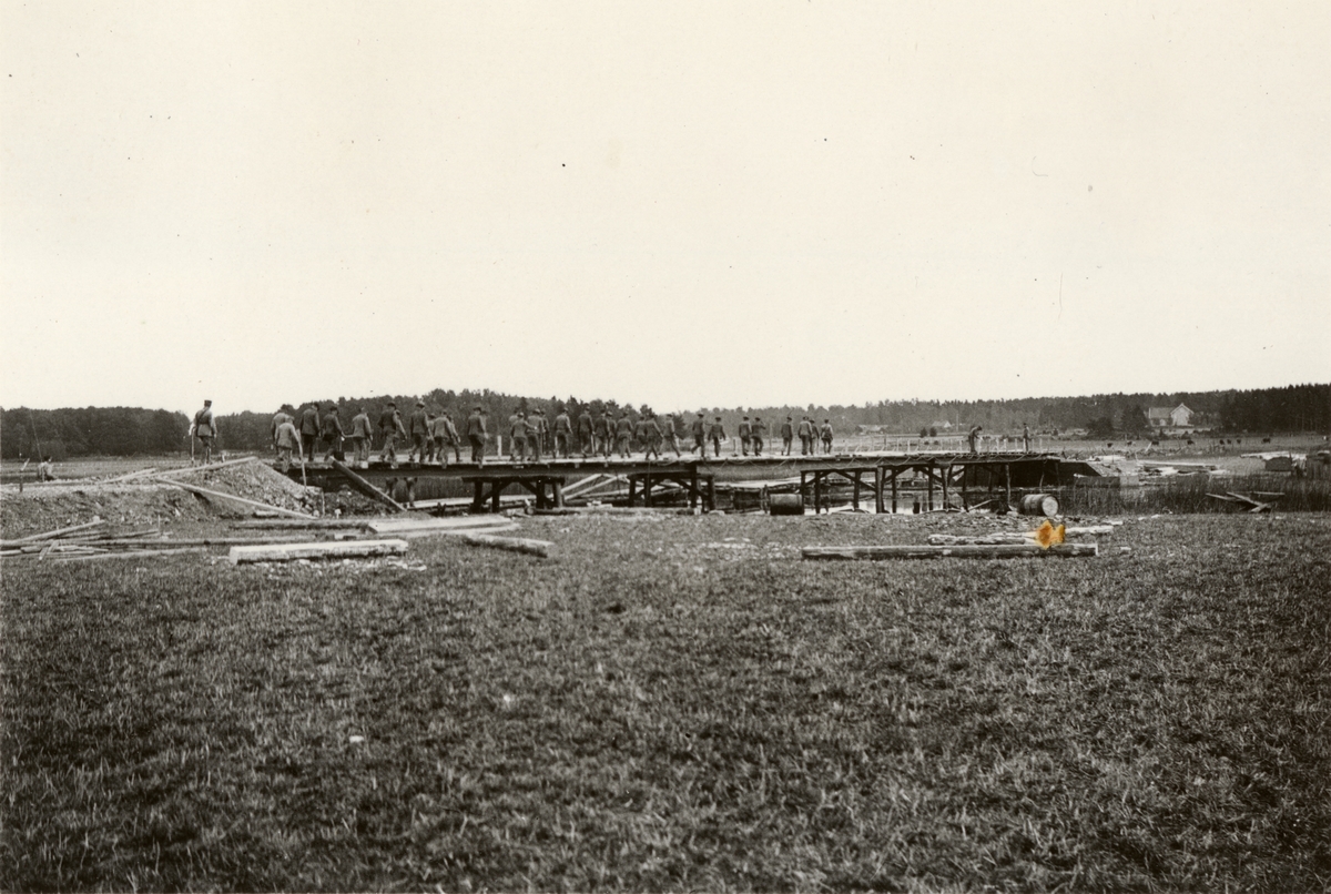 Text i fotoalbum: "Brobyggnad i Storvreta under mötet 1931. Så här såg sedan den färdiga bron ut".