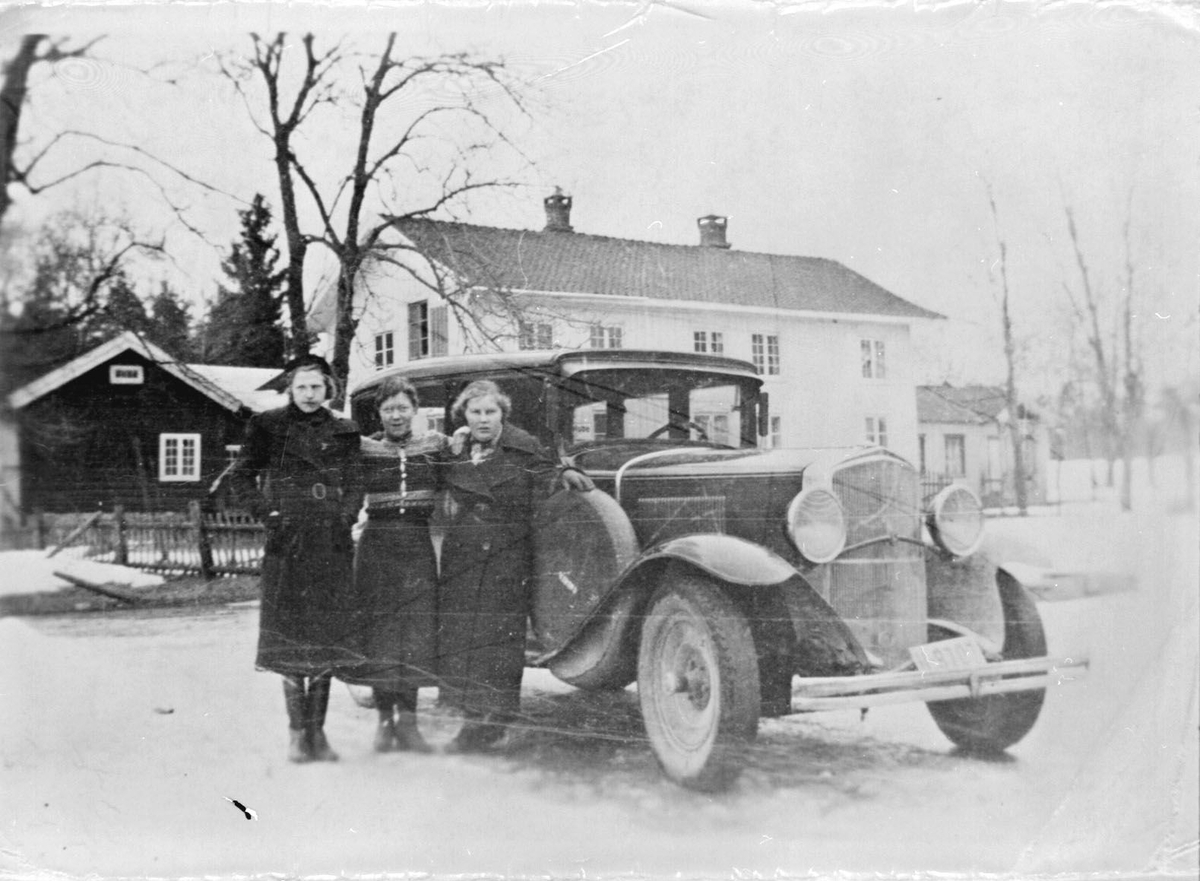 Personar med bil ved Løvlund i 1942.  På bilde nr. 1 (Tre kvinner framfor): Frå høgre Aslaug Folkestad Glenna, Ragna Glenna Eilefsen, tredje person ukjent.