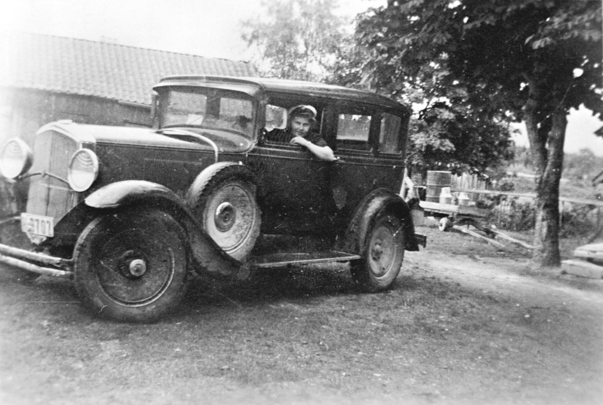 Personar med bil ved Løvlund i 1942.  På bilde nr. 1 (Tre kvinner framfor): Frå høgre Aslaug Folkestad Glenna, Ragna Glenna Eilefsen, tredje person ukjent.