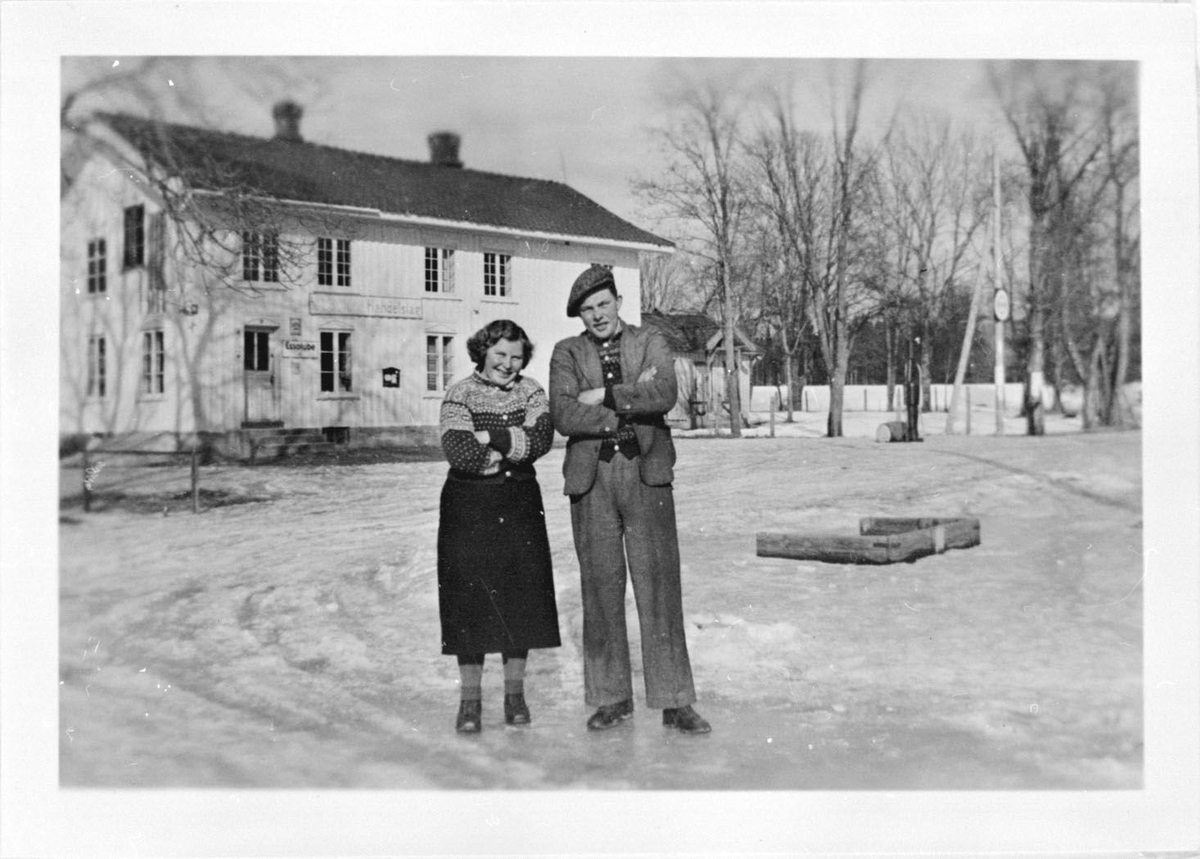 Personar med bil ved Løvlund i 1942.  På bilde nr. 1 (Tre kvinner framfor): Frå høgre Aslaug Folkestad Glenna, Ragna Glenna Eilefsen, tredje person ukjent.