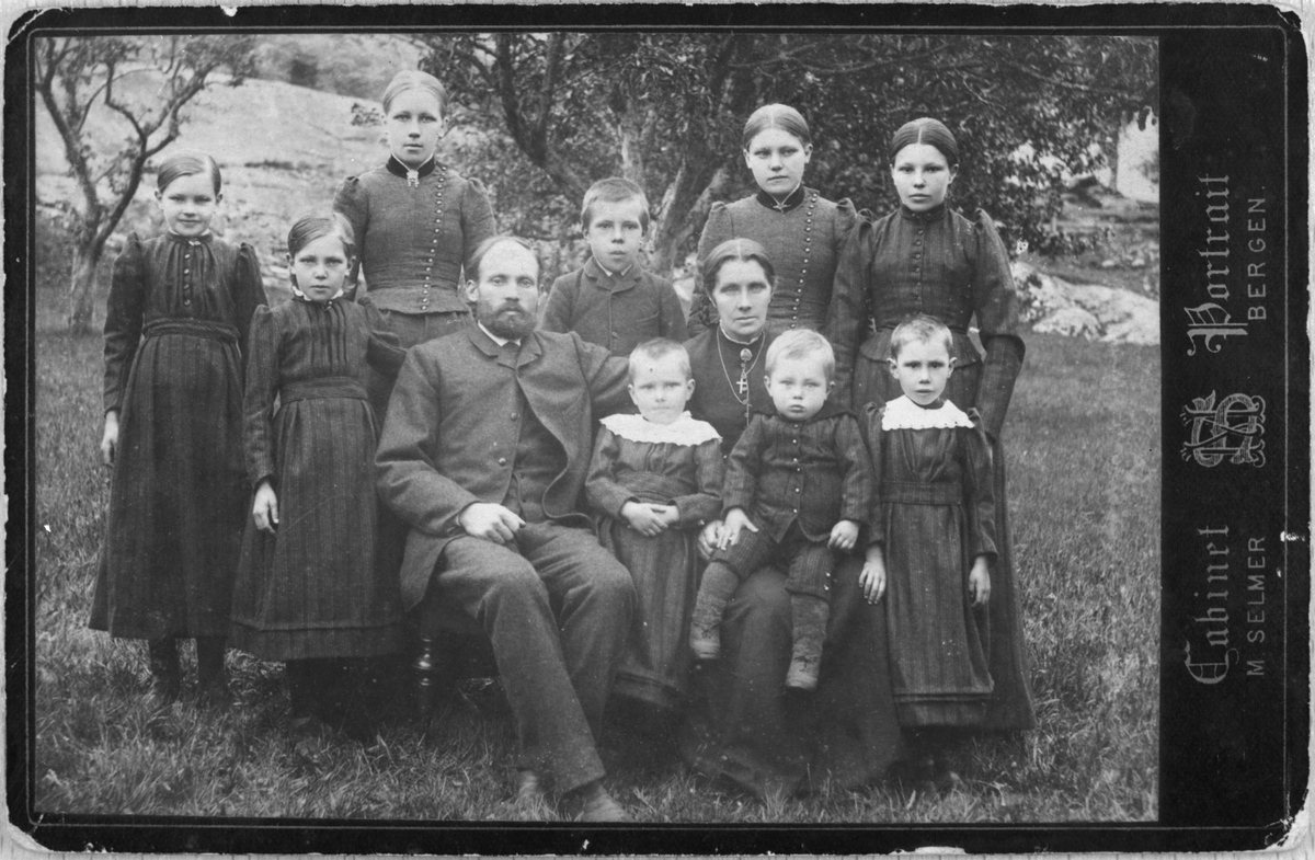 Familien Bogsnes på Husnes i Kvinnherad kommune, før 1900. Bak frå venstre: Sella, Karoline, Abella, Tønnes, Susanna, Ingeborg. I midten er foreldra: Samson Bogsnes og Ranveig Tørresdotter Bogsnes f. Eide. Dei tre små borna er, frå venstre: Severina, Abel og Anna.