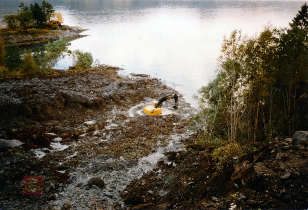 Torsdag 24. september kl. 13:15 raste ca 15 meter av vegbanen ut i fjorden på Europaveg 69 ved Innholmen midt mellom Åndalsnes og Innfjorden. Dagen etter raste ytterligere noen meter ut på samme sted. To lastebiler og en gravemaskin raste ut, men heldigvis ble ingen mennesker skadet. Raset var kjegleformet og på minst 3000 m³ blåleire og vegmasse.

Det så ut som om at det var hittil ukjent lag blåleire i underbyggingen som gav etter under utfyllingsarbeid. 1500 m³ masse fra den nye Skafonntunnelen skulle brukes til å flytte vegen lenger ut, for å gi plass til en snørassikringsgrøft på innsiden av vegen. Ingenting tydet på leiregrunn der, heller ikke anleggsavdelingen's rutineundersøkelser to meter ned i vegkroppen viste slike tegn.

Vegen ble stengt og bilferjene "Bolsøy" og "Goma" ble satt inn på kriserute Vikebukt-Åndalsnes, og en personbåt fraktet skoleelever mellom Måndalen og Åndalsnes. Til alt hell var Trollstigen og Geirangervegen fremdeles åpne. Tungtransporten måtte gå via Molde eller via Strynefjellet.

(Kilde: Statens vegvesen i Møre og Romsdal sitt interne magasin "Veg og Virke" nr. 3/1987.) 