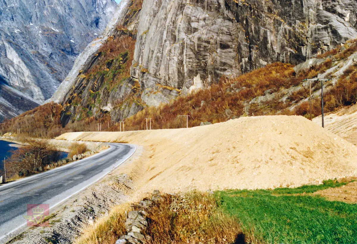 Rassikringstiltak ved bygging av "fangvoll" ved Europaveg 69 på Horgheim i Romsdal, høsten 1990.

Dølsteinfonna ved Horgheim var vel kanskje den fonna som hadde skapt størst problem for trafikkavviklingen i Romsdalen. I de fleste "normale" skredår hadde riksvegen vært utsatt for snøskred. Vegen var ofte sperret i ca 50 meter breddes, og snødybden hadde vært ca 0,5-1,0 meter.

I forbindelse med skreda ble det et kraftig luftrykk med etterfølgende snøsky. Flere biler hadde som følge av dette kjørt av vegen på grunn av dårlig sikt.

Høsten 1990 bygde vedlikeholdsavdelingen i Statens vegvesen Møre og Romsdal en ca 290 meter lang fangvoll for å fange opp skredmassene og ta av for snødrev/lufttrykk.

Fangvollen ble bygd opp av morenemasse på stedet og avdekkingsmasse fra grustaket på Horgheim - til sammen ca 15 000m³. Høgden på fanvollen var 4,3 meter over vegbanen og smalet kostnader var på ca 375 000,-. 

(Kilde: Statens vegvesen i Møre og Romsdal sitt interne magasin "Veg og Virke" nr. 1/1991, artikkelen skrevet av Ivar Hol.)
