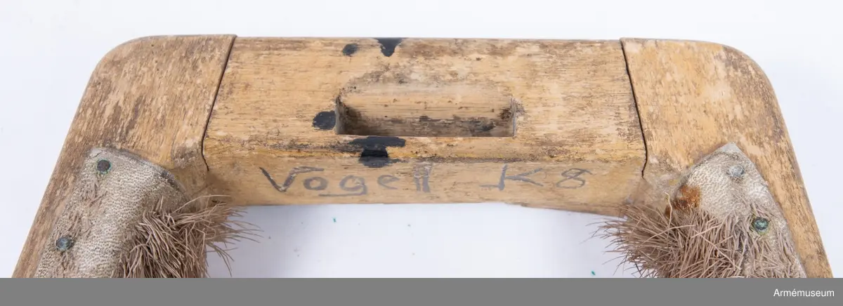 Stigbyglar.
Ett par, av trä och invändigt klädda med pälsskinn. Skinnet nästan helt avnött.