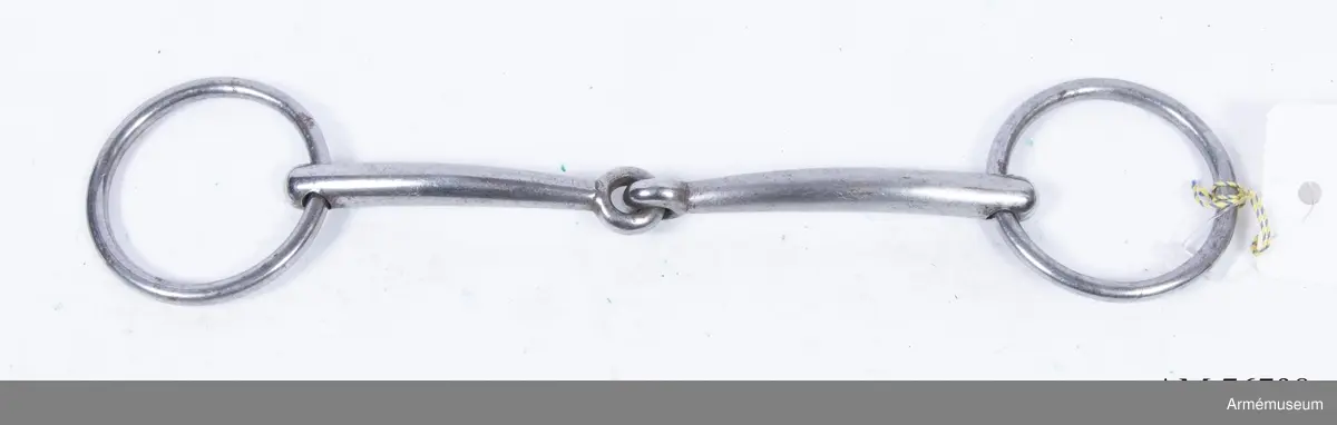 Grupp: K:I.

Beskrivning och redogörelse för ev. reparationer:
Tränsbett, försöksmodell.
Tvådelat bett, 15 cm mellan tygelringarna, tygelringarna 57 mm i diam.