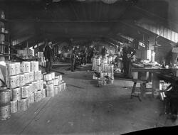 fabrikk, interiør, menn, metallbeholdere