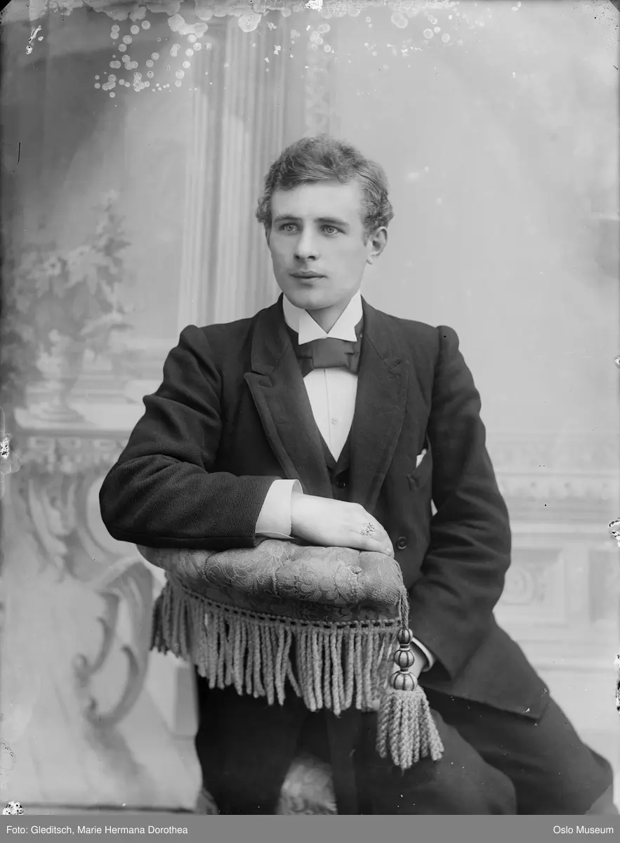 portrett, mann, sittende knefigur