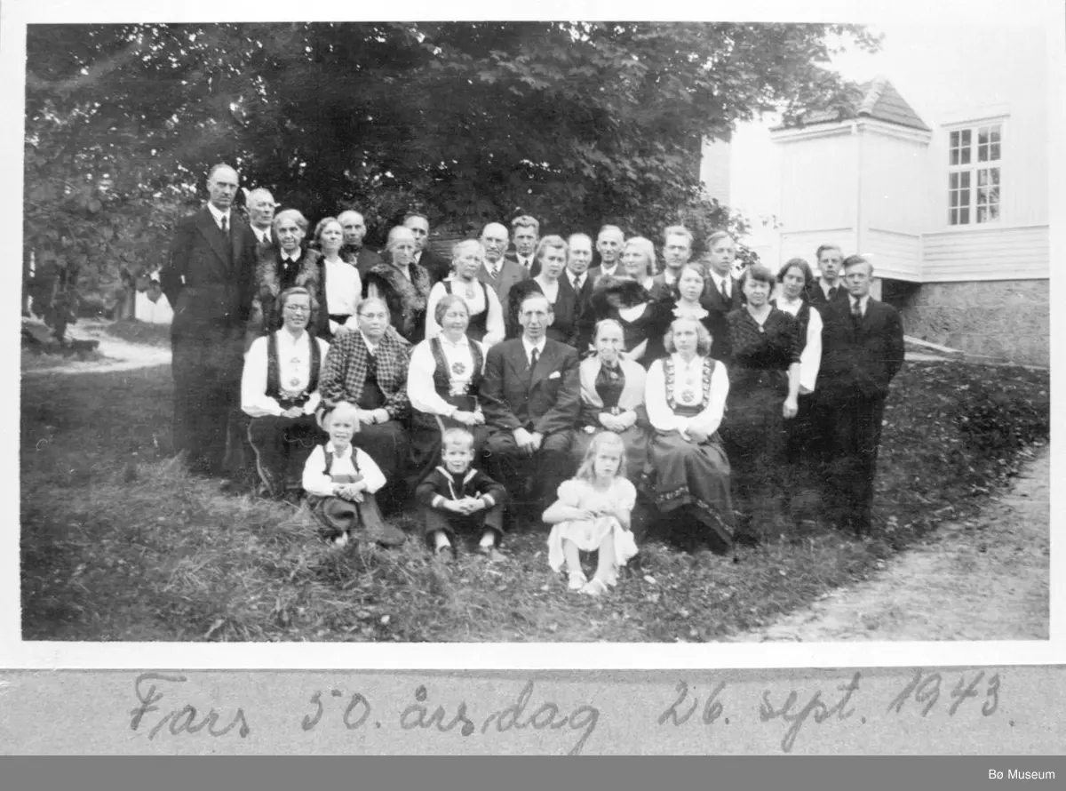 Neri Valens 50-års dag.  bildet frå verandane på valen: Bak: Neri Valen med døtrene Marit Valen Li og Anne Valen Hestetun.  Framme: Ingebjørg Valen med mor Anne Marie Vaa og svigermor Anne Valen..