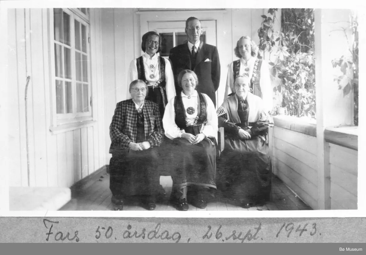 Neri Valens 50-års dag.  bildet frå verandane på valen: Bak: Neri Valen med døtrene Marit Valen Li og Anne Valen Hestetun.  Framme: Ingebjørg Valen med mor Anne Marie Vaa og svigermor Anne Valen..