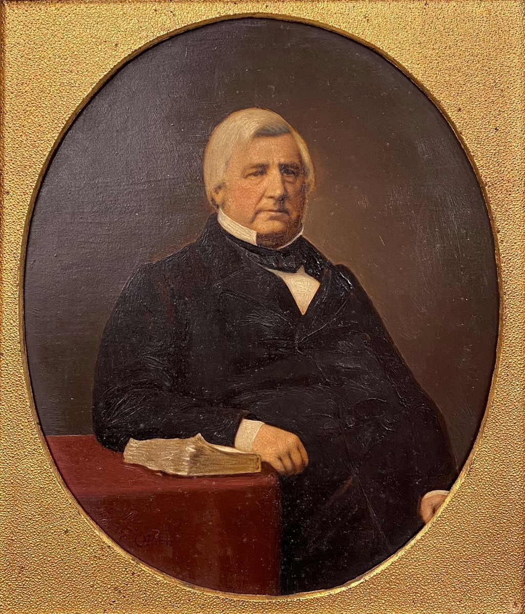 Portrett av Christian Julius Schou. Trekvart profil vendt mot høyre og blikket hviler til høyre for betrakteren. Halvfigur, sittende. Hans venstre albue og arm hviler på en bok, på et bord med rød duk. Mørk jakke, hvit skjorte med mørkt tørkle i halsen utenpå kragen. Mørk brunlig bakgrunn.