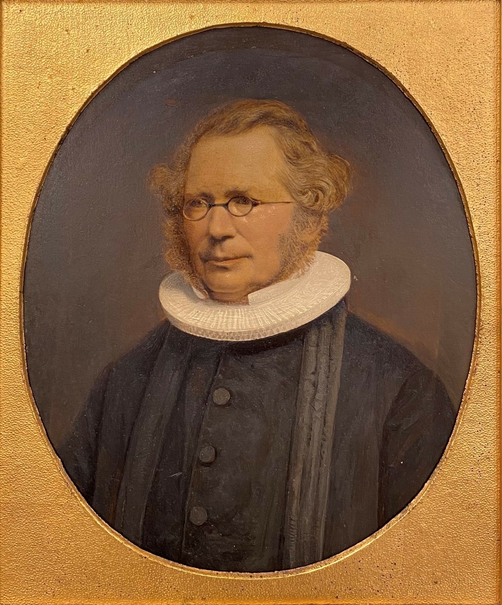 Portrett av Abraham Fredrik Bendiche. Brystbilde i trekvart profil vendt mot venstre og blikket hviler til venstre for betrakter. Brunt til grålig hår med fall, brede skinnskjegg, og små runde briller i mørk innfatning. Kledd i svart prestekjole med tre synlige knapper i front, hvit pipekrage og hvit skjortekrage. Mørk bakgrunn.