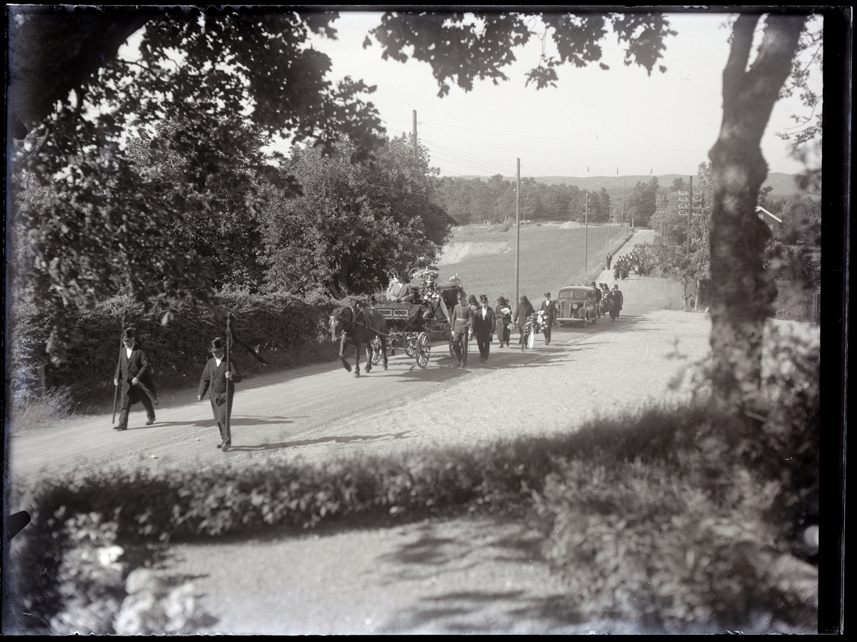 Begravningsfölje på väg till Foss kyrka.