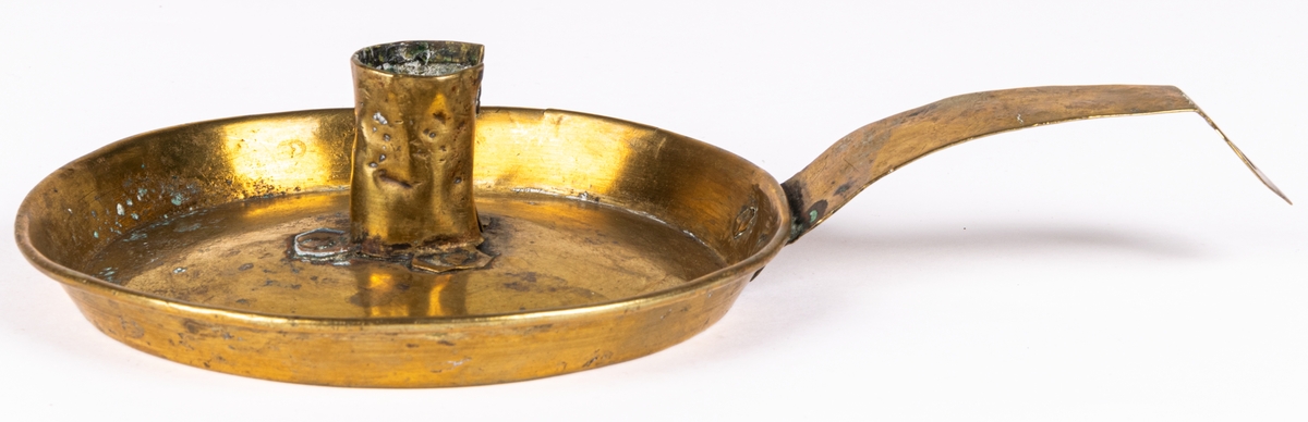 Ljusstake i mässing, med sidohandtag och fat.