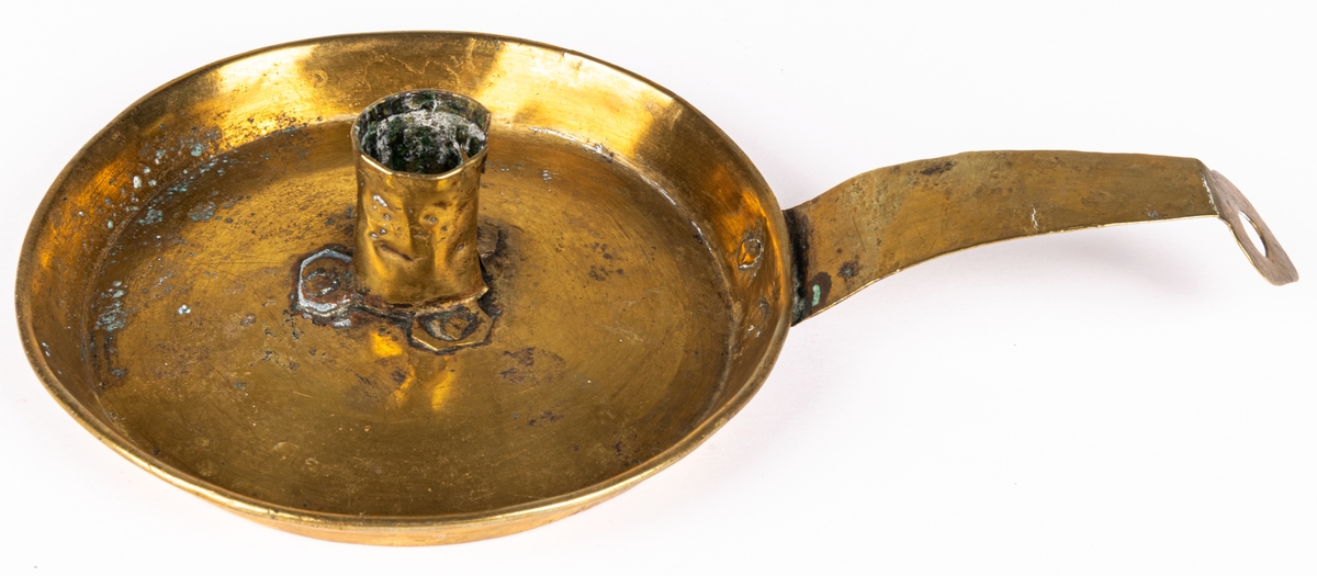 Ljusstake i mässing, med sidohandtag och fat.