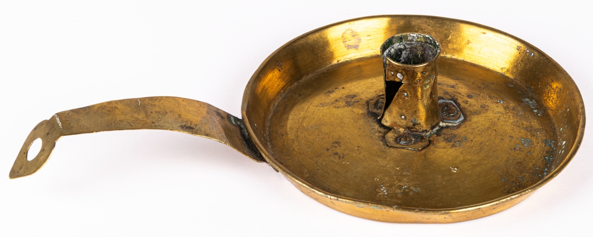 Ljusstake i mässing, med sidohandtag och fat.