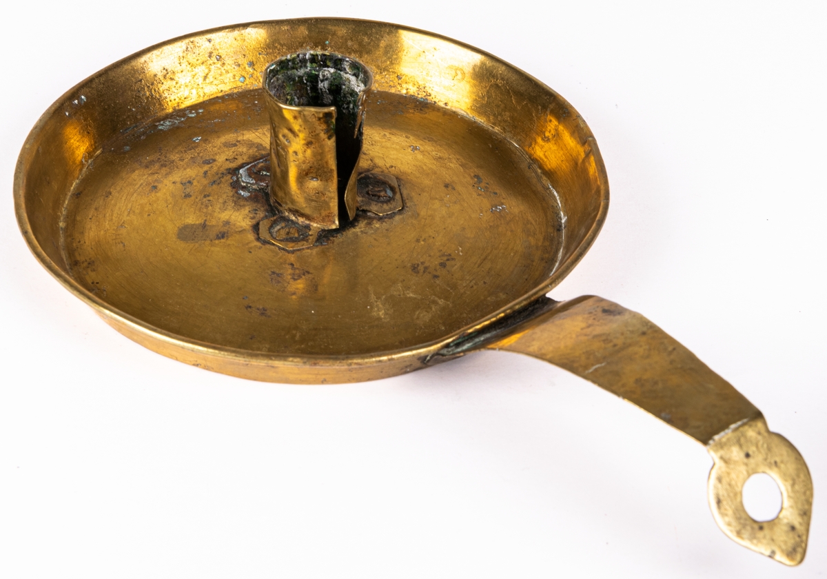 Ljusstake i mässing, med sidohandtag och fat.