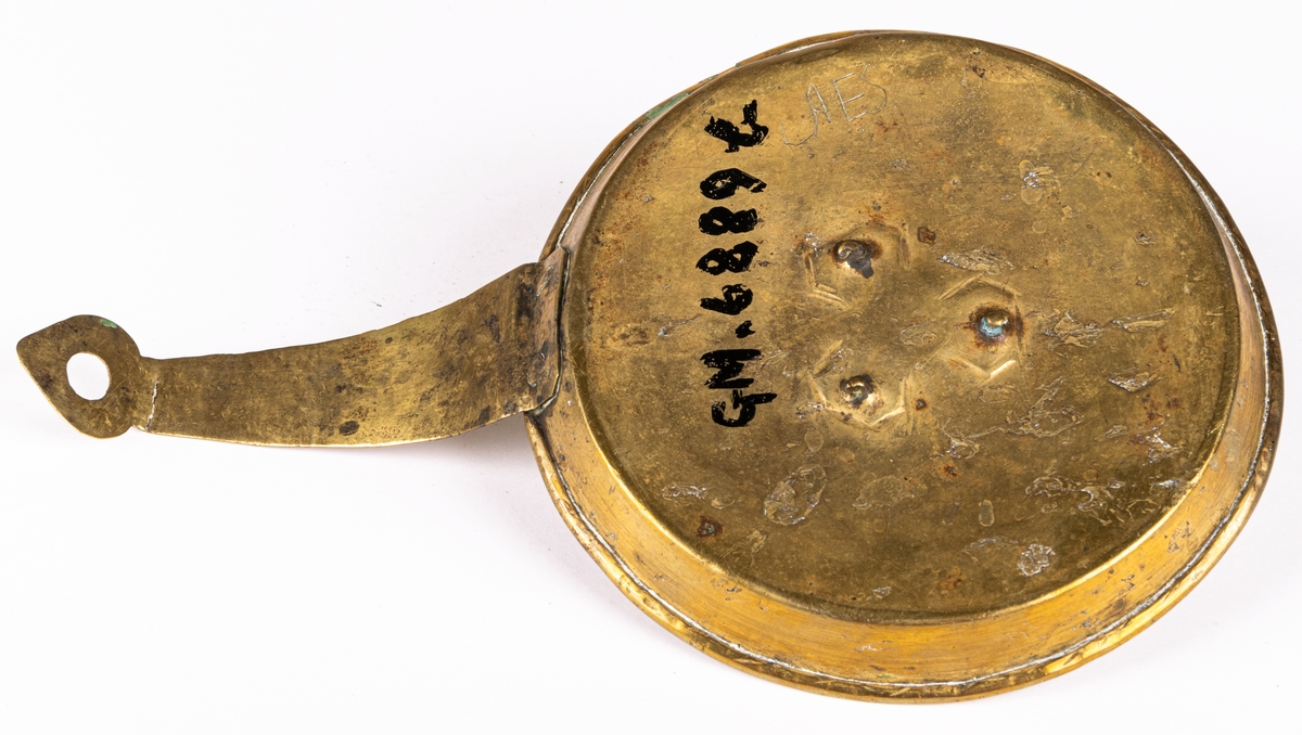 Ljusstake i mässing, med sidohandtag och fat.