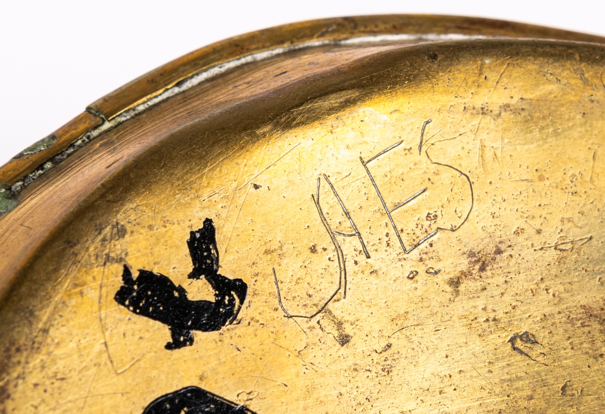 Ljusstake i mässing, med sidohandtag och fat.