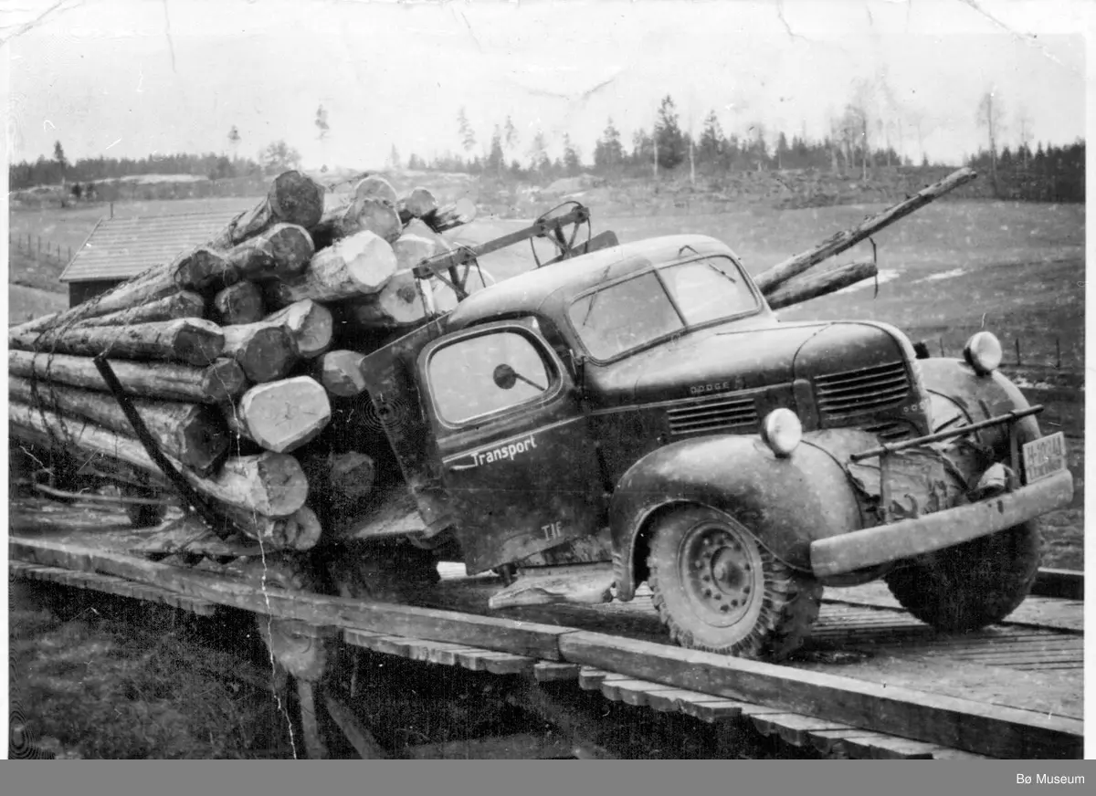 Lastebil med tømmer har kjørt gjennom bru