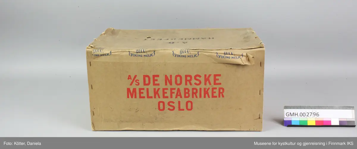 Kassen består av to rammer av trelister. Sidene er av papp. Pappen er stiftet fast i listverket, innvendig på kortsidene og utvendig på langsidene. Langsidene, bunn og lokk består av et sammenhengende stykke papp. På lang- og kortsidene er det påført trykte, røde bokstaver med produsentens og produktets navn. Kassen var lukket med en papirtape med blå vikingmelk-logo i form av en vikingbåt med stripet seil. 