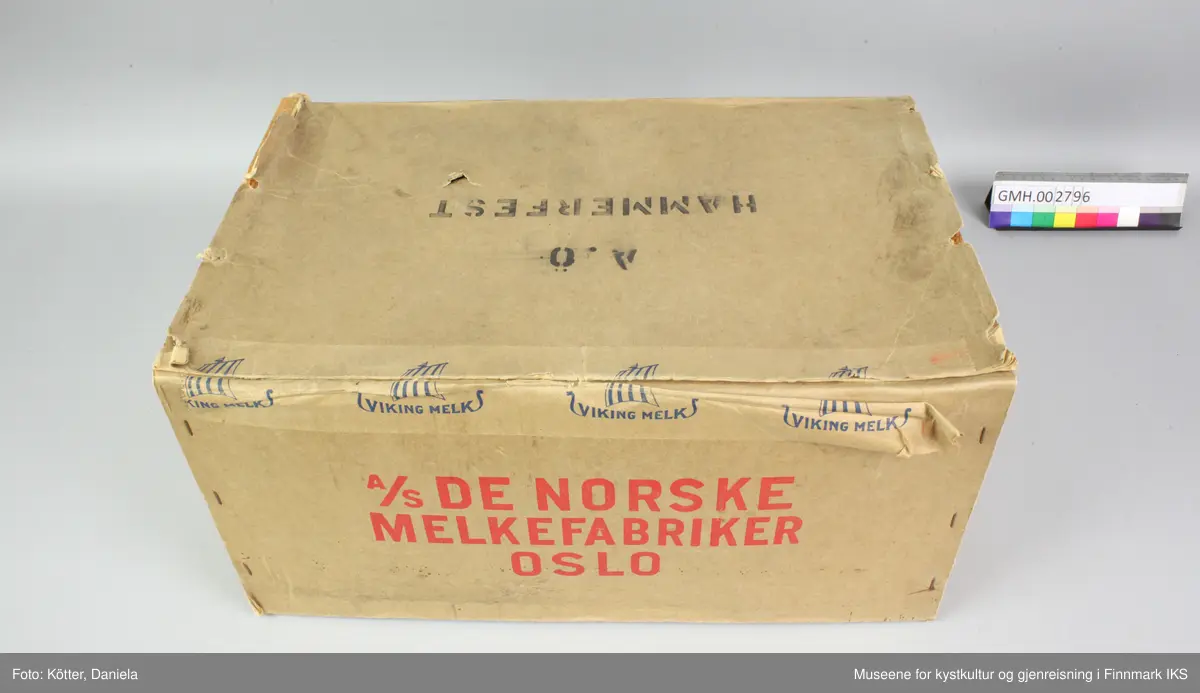 Kassen består av to rammer av trelister. Sidene er av papp. Pappen er stiftet fast i listverket, innvendig på kortsidene og utvendig på langsidene. Langsidene, bunn og lokk består av et sammenhengende stykke papp. På lang- og kortsidene er det påført trykte, røde bokstaver med produsentens og produktets navn. Kassen var lukket med en papirtape med blå vikingmelk-logo i form av en vikingbåt med stripet seil. 