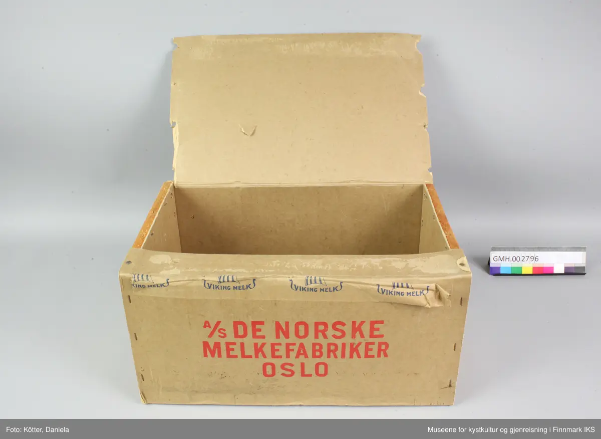 Kassen består av to rammer av trelister. Sidene er av papp. Pappen er stiftet fast i listverket, innvendig på kortsidene og utvendig på langsidene. Langsidene, bunn og lokk består av et sammenhengende stykke papp. På lang- og kortsidene er det påført trykte, røde bokstaver med produsentens og produktets navn. Kassen var lukket med en papirtape med blå vikingmelk-logo i form av en vikingbåt med stripet seil. 