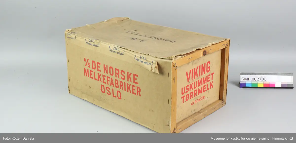 Kassen består av to rammer av trelister. Sidene er av papp. Pappen er stiftet fast i listverket, innvendig på kortsidene og utvendig på langsidene. Langsidene, bunn og lokk består av et sammenhengende stykke papp. På lang- og kortsidene er det påført trykte, røde bokstaver med produsentens og produktets navn. Kassen var lukket med en papirtape med blå vikingmelk-logo i form av en vikingbåt med stripet seil. 