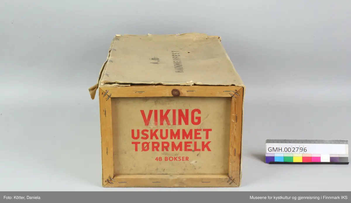 Kassen består av to rammer av trelister. Sidene er av papp. Pappen er stiftet fast i listverket, innvendig på kortsidene og utvendig på langsidene. Langsidene, bunn og lokk består av et sammenhengende stykke papp. På lang- og kortsidene er det påført trykte, røde bokstaver med produsentens og produktets navn. Kassen var lukket med en papirtape med blå vikingmelk-logo i form av en vikingbåt med stripet seil. 