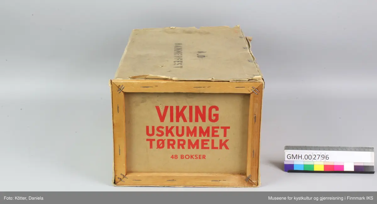 Kassen består av to rammer av trelister. Sidene er av papp. Pappen er stiftet fast i listverket, innvendig på kortsidene og utvendig på langsidene. Langsidene, bunn og lokk består av et sammenhengende stykke papp. På lang- og kortsidene er det påført trykte, røde bokstaver med produsentens og produktets navn. Kassen var lukket med en papirtape med blå vikingmelk-logo i form av en vikingbåt med stripet seil. 