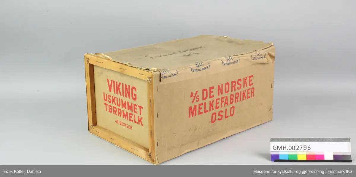 Kassen består av to rammer av trelister. Sidene er av papp. Pappen er stiftet fast i listverket, innvendig på kortsidene og utvendig på langsidene. Langsidene, bunn og lokk består av et sammenhengende stykke papp. På lang- og kortsidene er det påført trykte, røde bokstaver med produsentens og produktets navn. Kassen var lukket med en papirtape med blå vikingmelk-logo i form av en vikingbåt med stripet seil. 