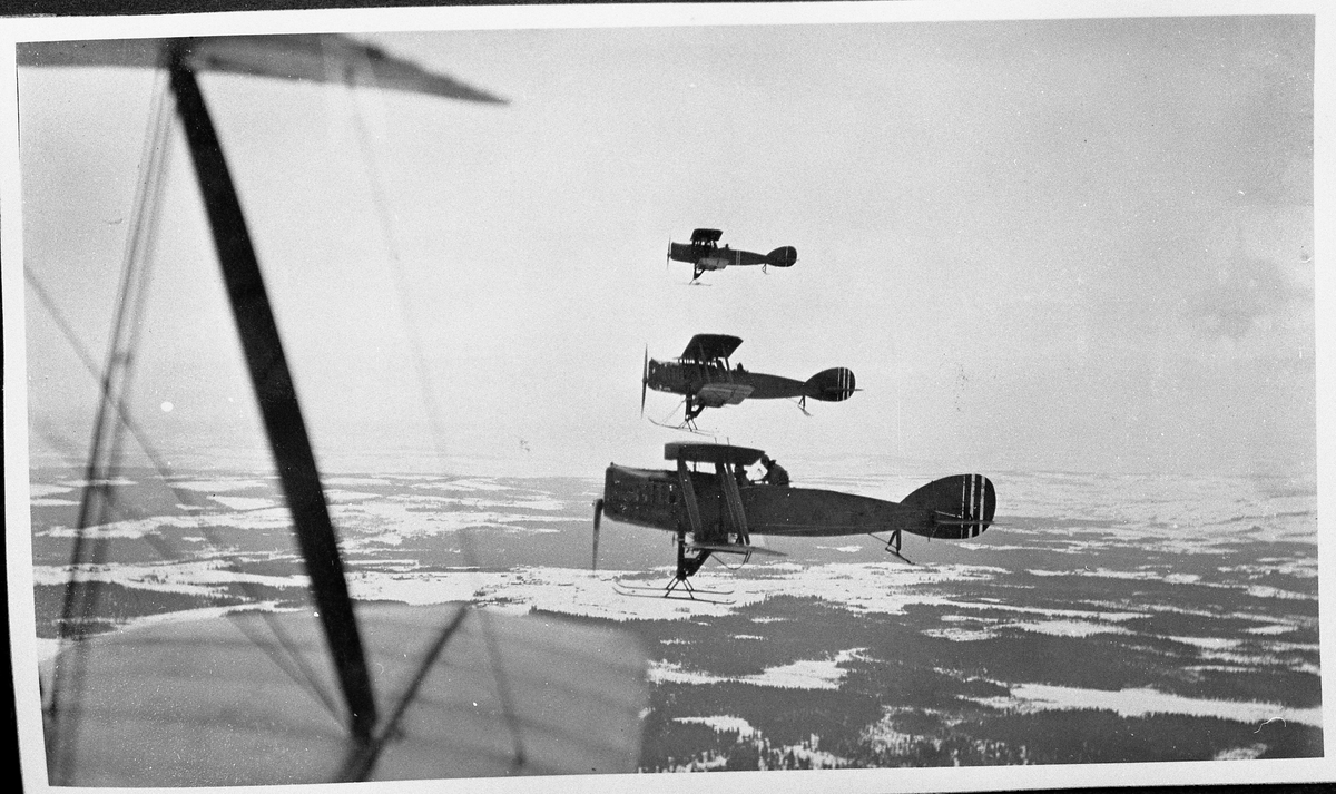 Norske militærfly. Oppvisning over Einafjorden.